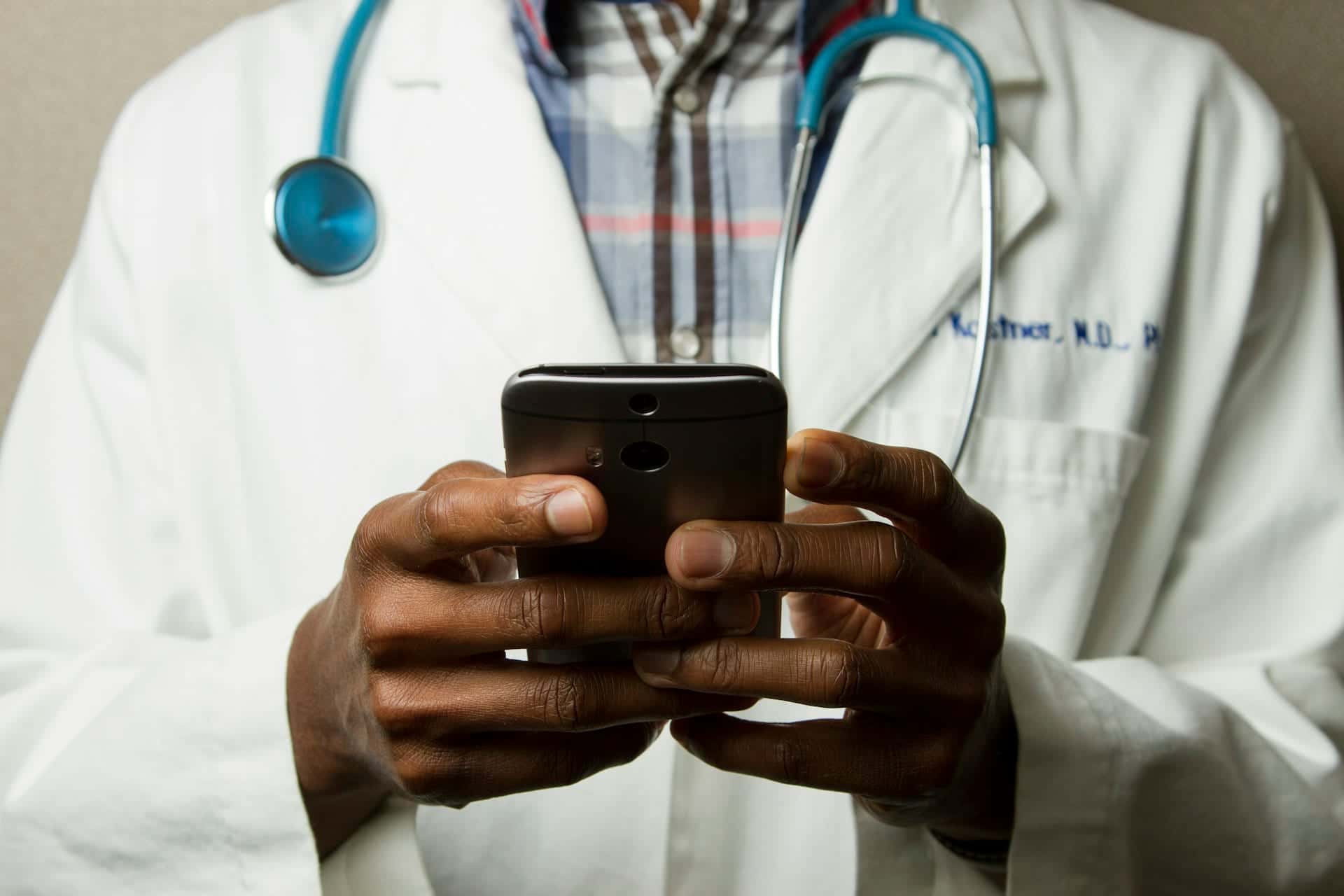 Arbeitsmedizinische Vorsorge: Stethoskop und Unterlagen im Behandlungszimmer